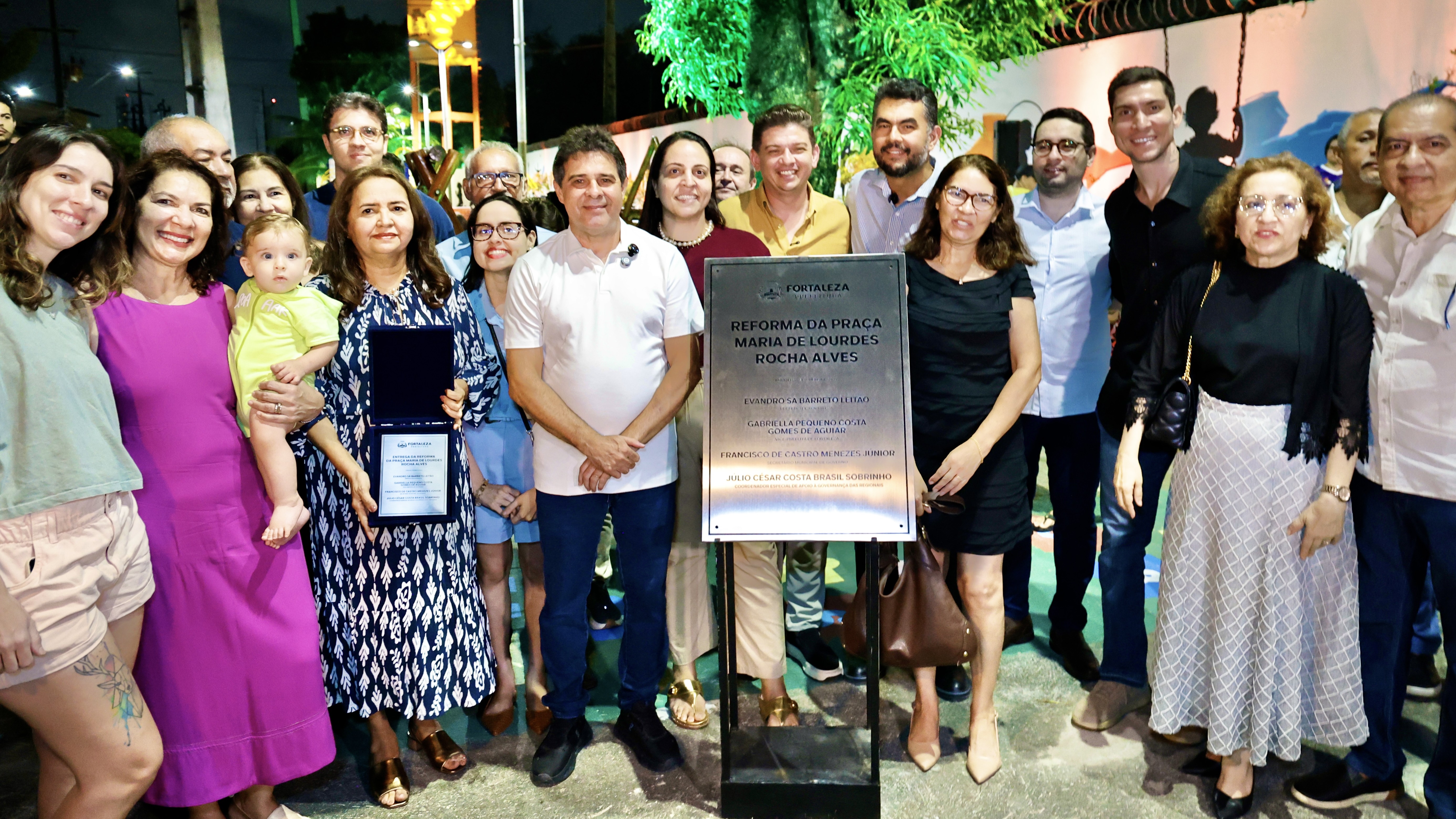 grupo de pessoas posa para a foto
